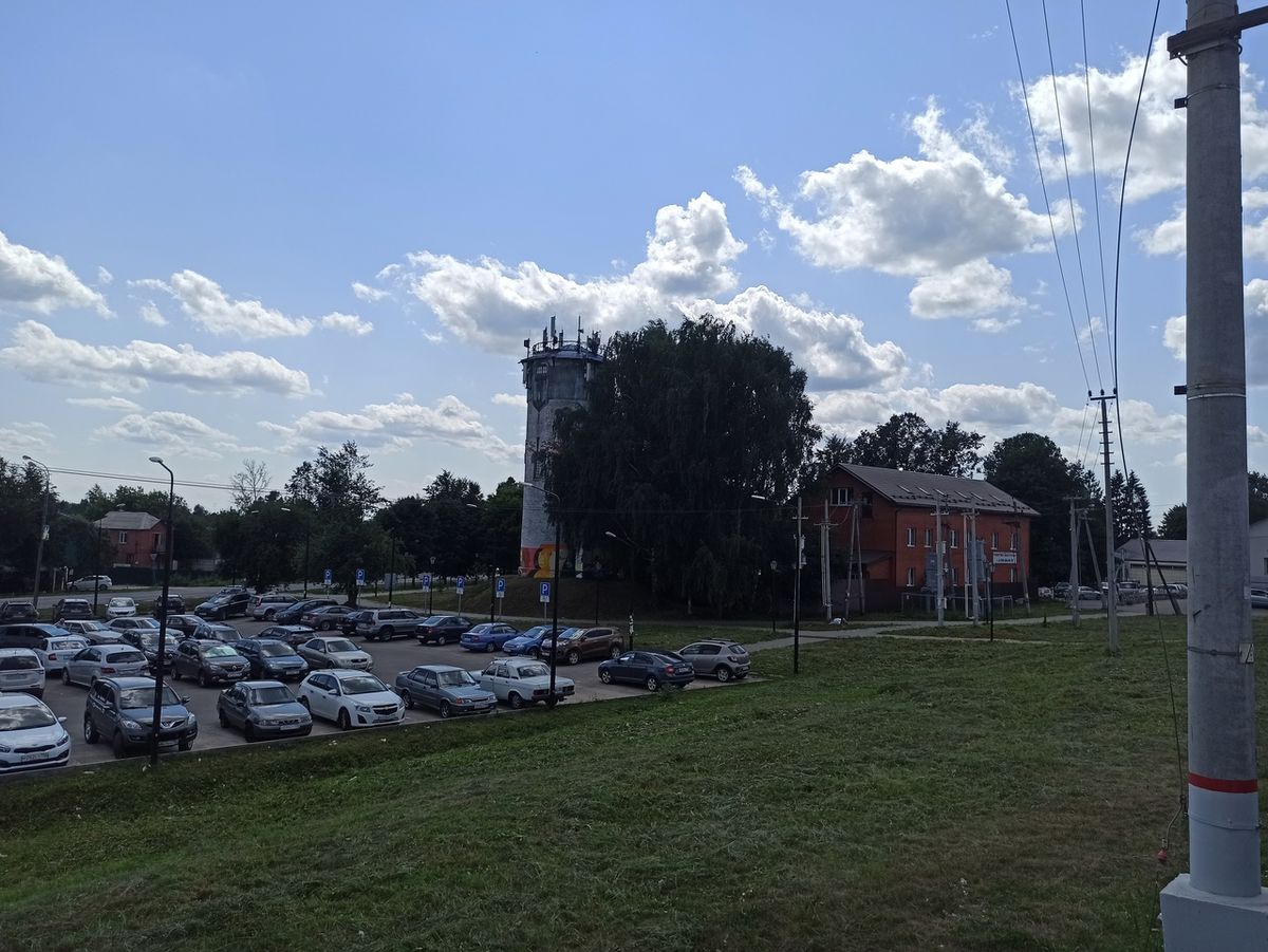 Приехали на станцию. С платформы видно водонапорную башню