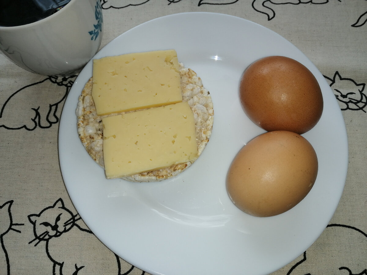 Вам не кажется что этот кот слева внизу смотрит очень сердито?