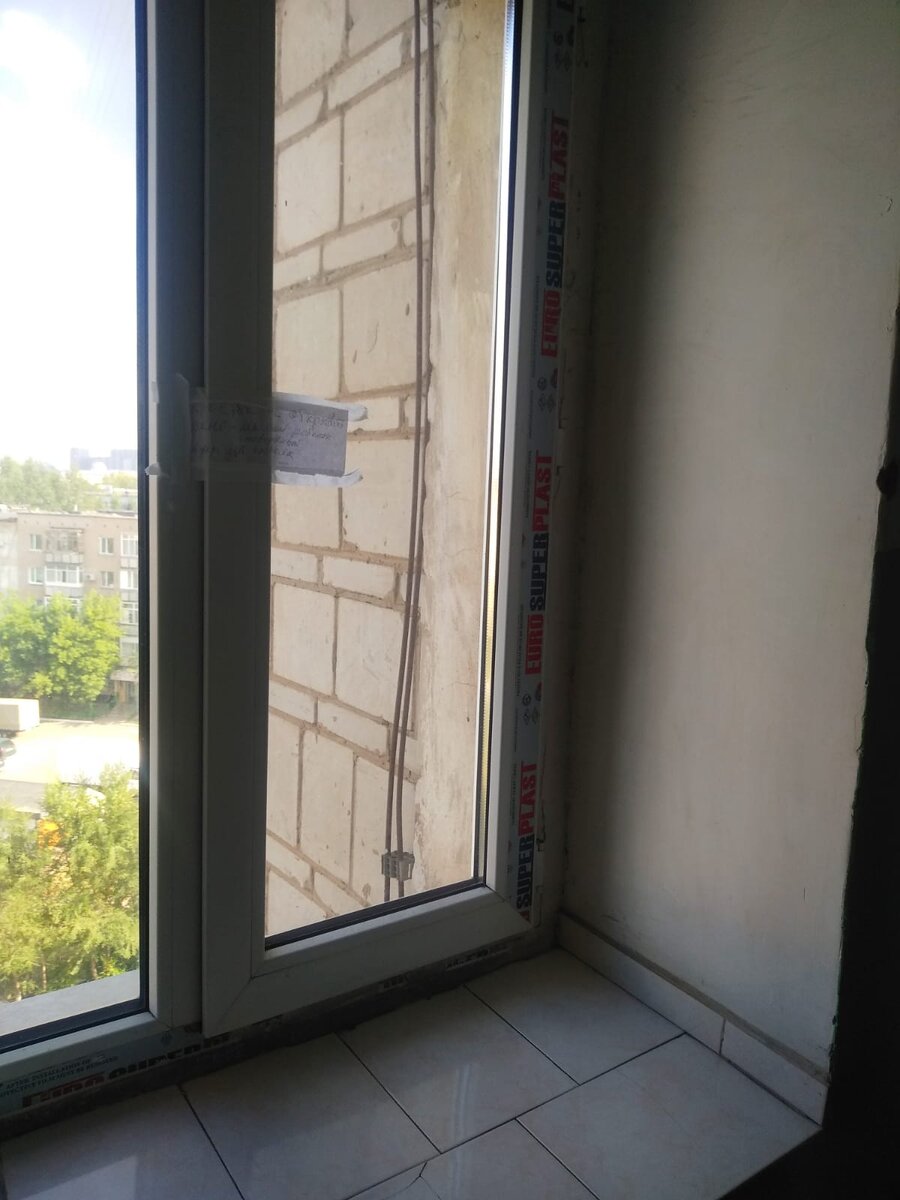 На снимке видно, что это окно в подъезде. Но оно даёт сквозняк в квартире соседей, через двойные двери. ))
