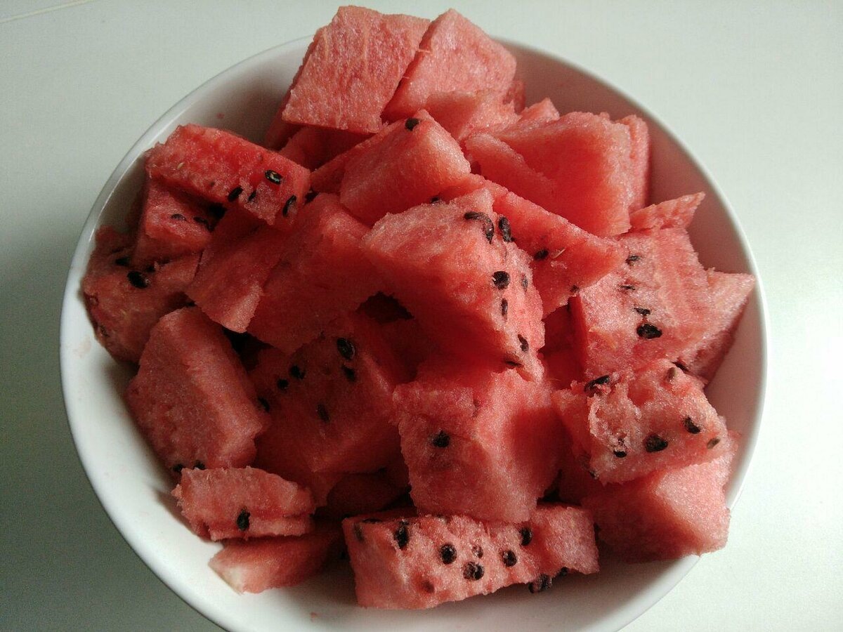 Половину арбуза заранее нарезать маленькими кубиками  