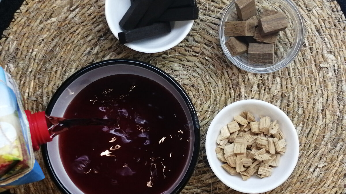 У меня в наличии было простое, дешевое красное вино. 