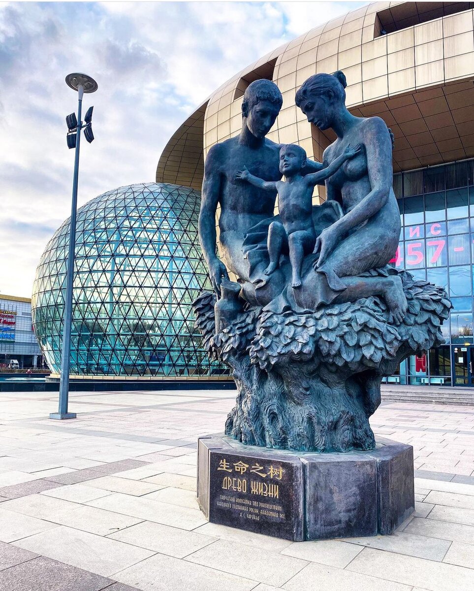 Памятник «Древо жизни».