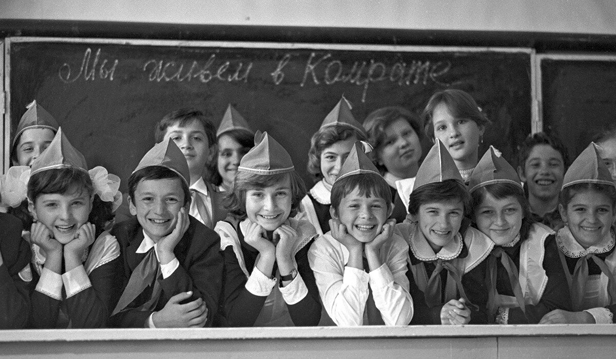 80 класс. Советская школа 1985. Школа 1985 ученики. 27 Школа Кишинев. Улыбающиеся советские школьники