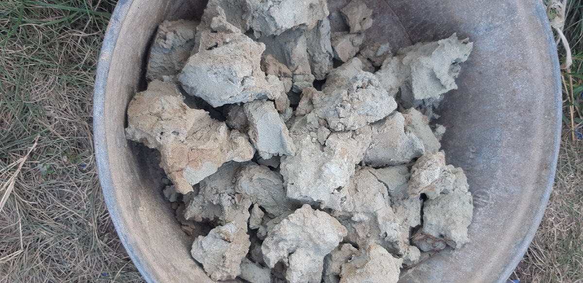 Счищена с бура, уже высохшая. Остальная была перемешана буром с песком и другой глиной. 