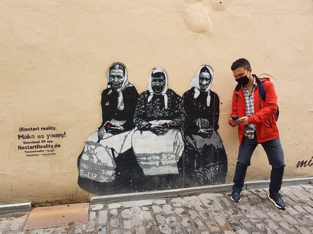 Я на фоне мурала с социальным призывом