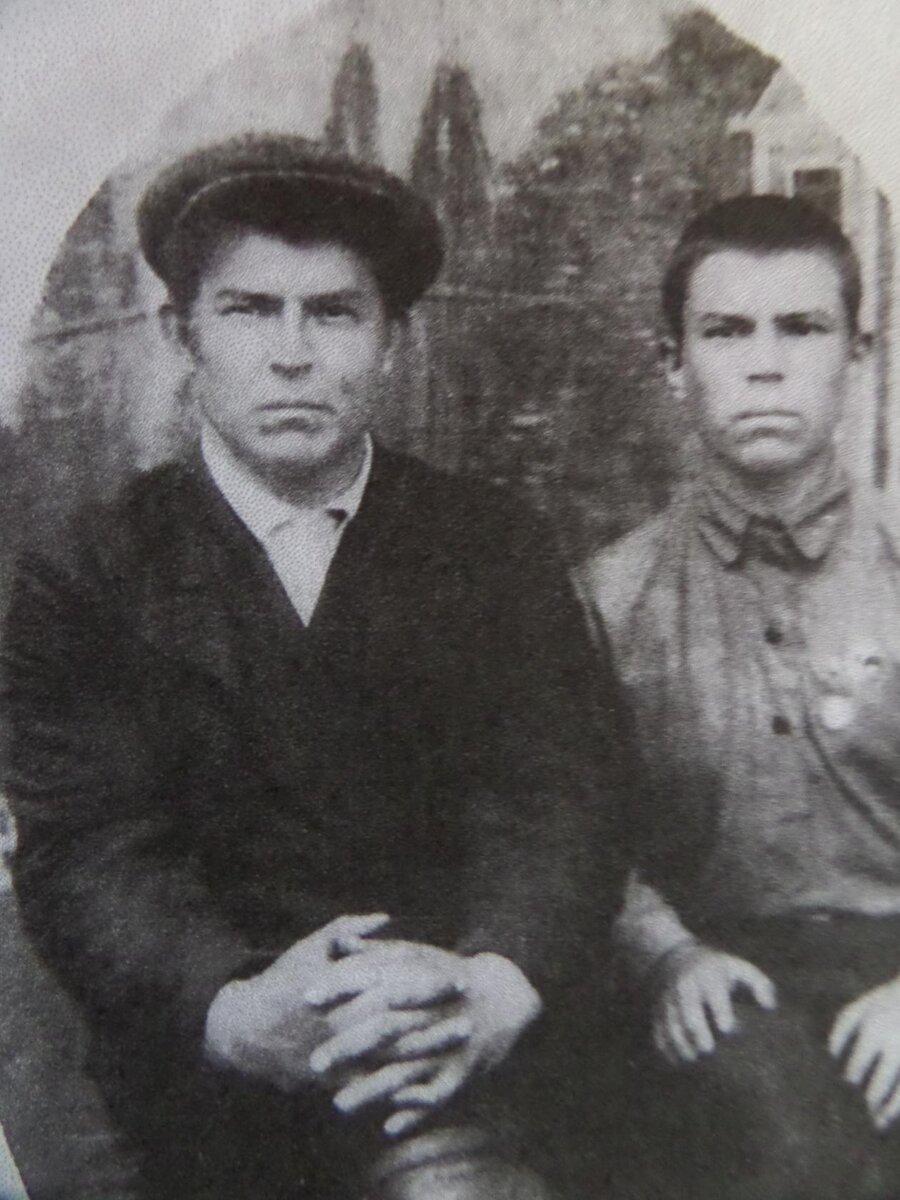 1940 г. Иван Байкалов со своим старшим братом Александром, погибшим на фронте в октябре 1943 г. 