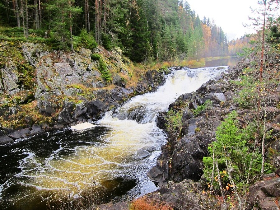 Водопад на реке суна в Карелии