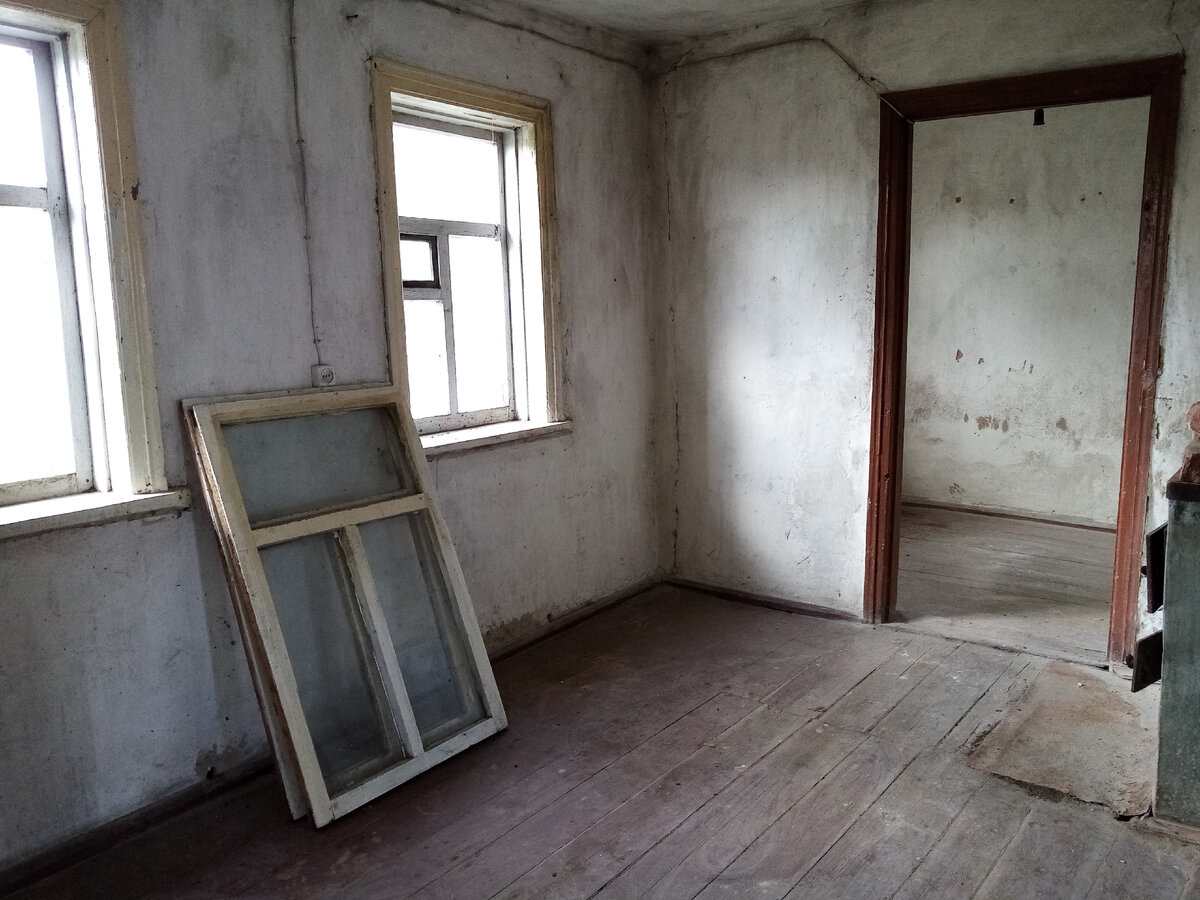 Заселяясь в первые дни мая, во время первой капитальной уборки зимние рамы мы сняли.