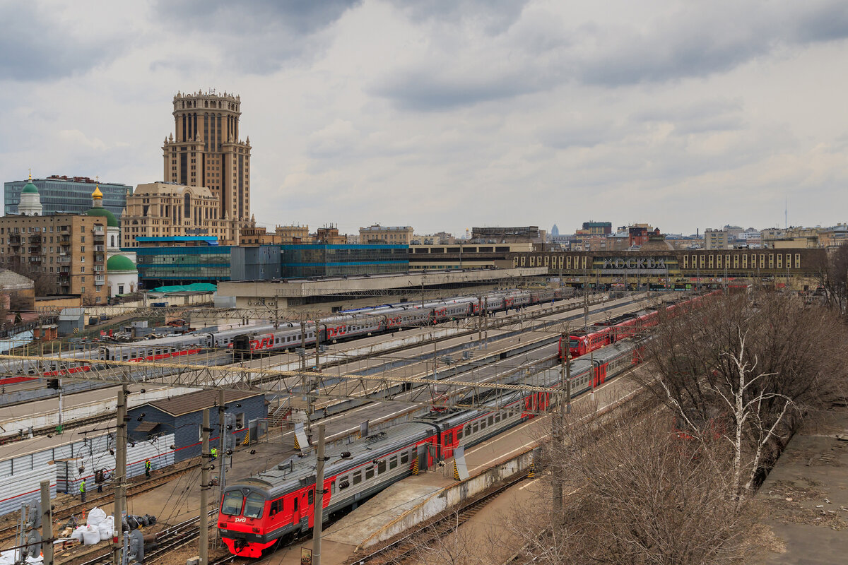 © A.Savin / Wikimedia Commons (Вид на пассажирские платформы Павелецкого вокзала в Москве, 2016 год)