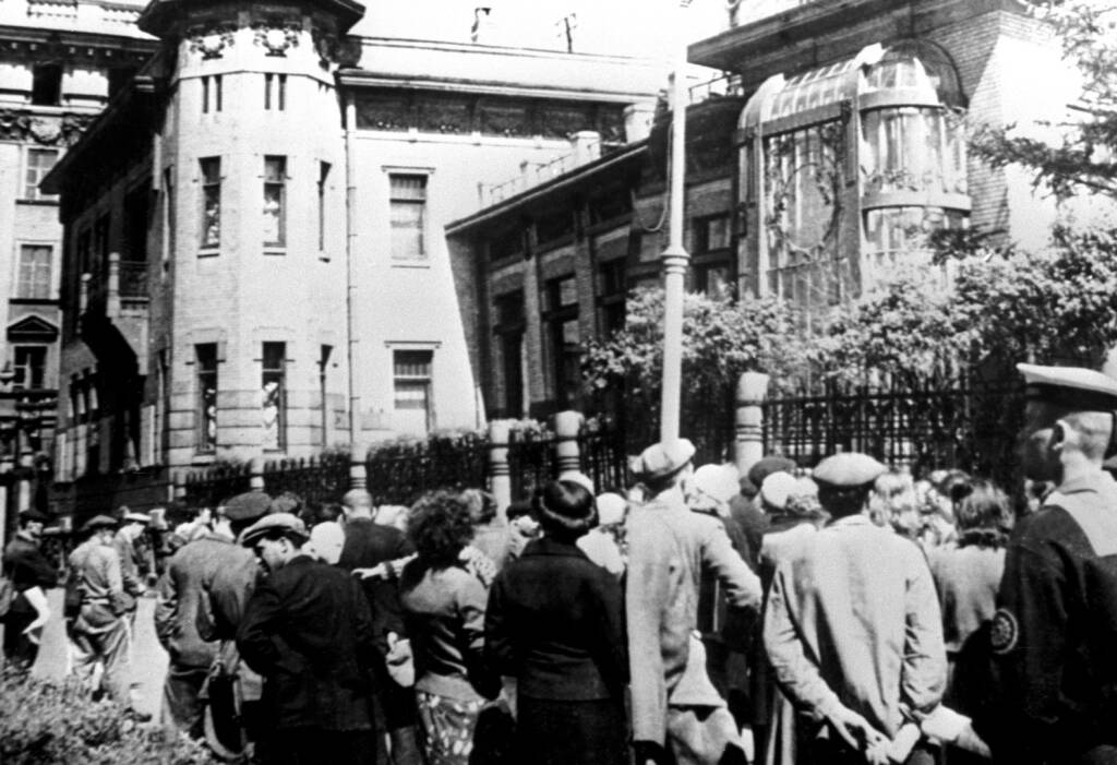 Жители Ленинграда слушают сообщение о нападении фашистской Германии на СССР. Место съемки: 22.06.1941 г., Ленинград