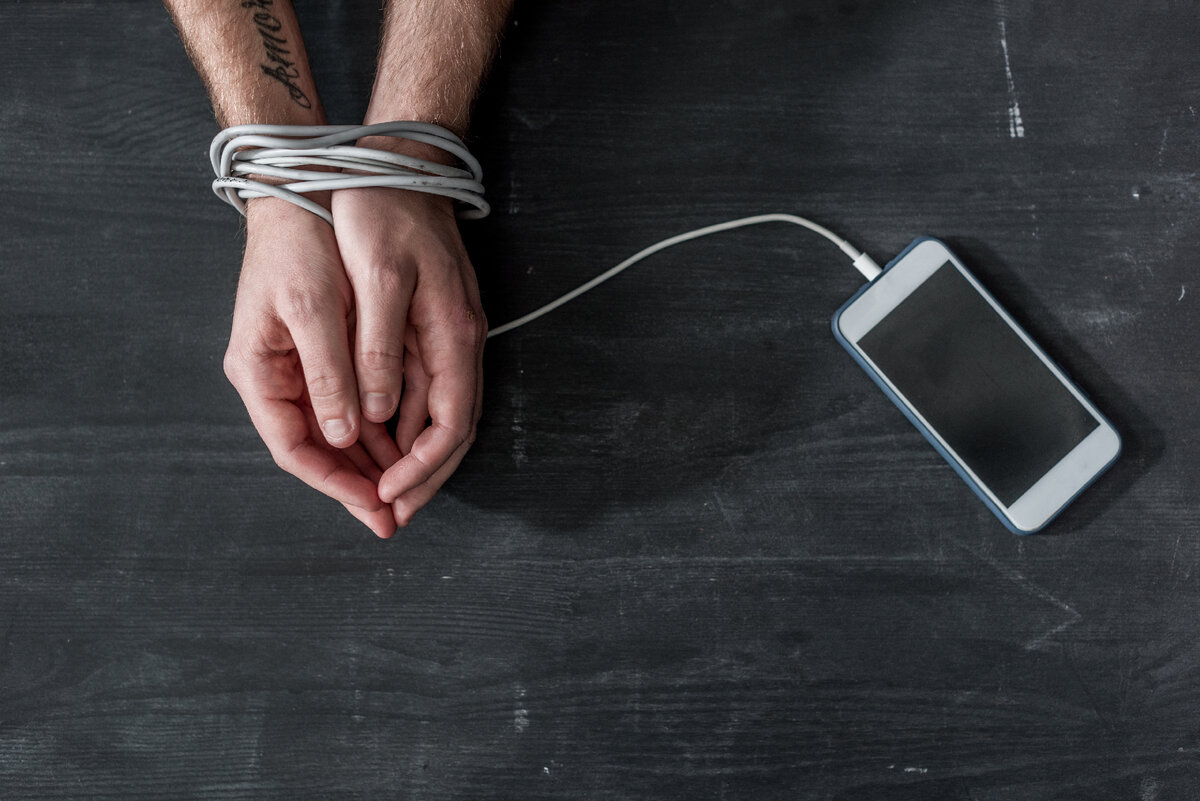 Зависимость от смартфона / © Depositphotos / VitalikRadko