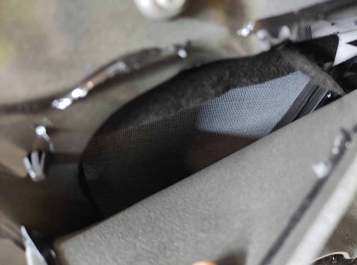 Материал, напоминающий дермантин, внутри самой двери