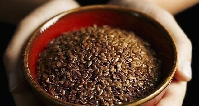 Для оздоровлeния пищеварительной системы и мягкого очищения кишечника каждое утро натощак съедайте 1 ст. л. семян льна, тщательно разжевывая их и запивая водой. Правильная работа органов пищеварения сразу отразится на состоянии кожи: исчезнут мелкие воспаления, покраснения, излишняя сальность, улучшится цвет лица. 
 
Для удобства употребления можете перемолоть семена в кофемолке. Поскольку лен обладает сильным желчегонным эффектом, употребляйте его с осторожностью, особенно если у вас камни в желчном пузыре. 