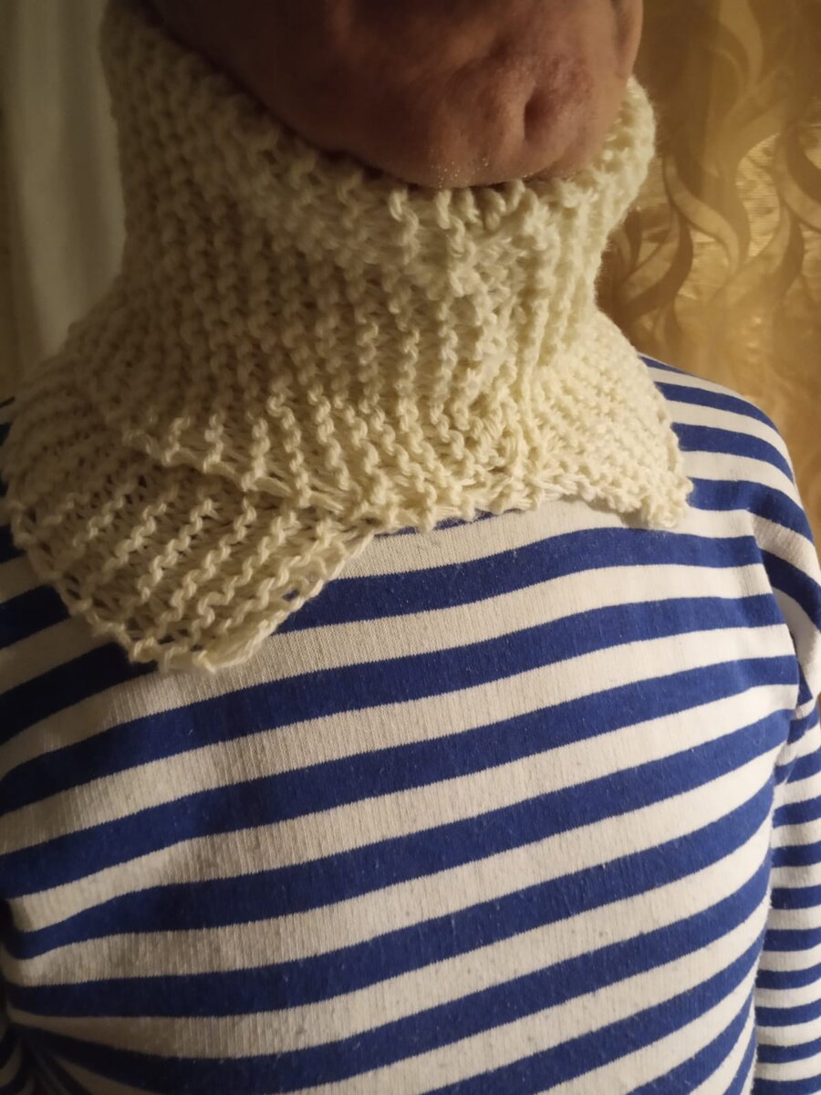 Для прогулок в лесу вчера связала  себе и мужу теплые хомутики, новую форму углядела в интернете- удобно и тепло. Вяжите себе-это очень быстро.