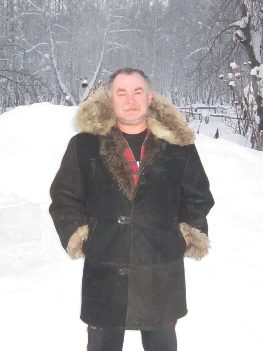 По этому случаю решил тряхнуть стариной  - добыл из кладовки бекешу, оно же полушубок. В те совковые времена каждый уважающий себя фарцовщик обязательно был в полушубке, мохеровом шарфе, норковой шапке, джинсах и ботинках "Саламандра". Иначе для чего ты фарцуешь? Полушубок, кстати, очень удобная штука и весьма теплая. Я в нем в ядреные минуса собак в лесу выгуливаю. И очень дорожу бекешей. Сейчас такое не делают. Сейчас много чего не делают. 