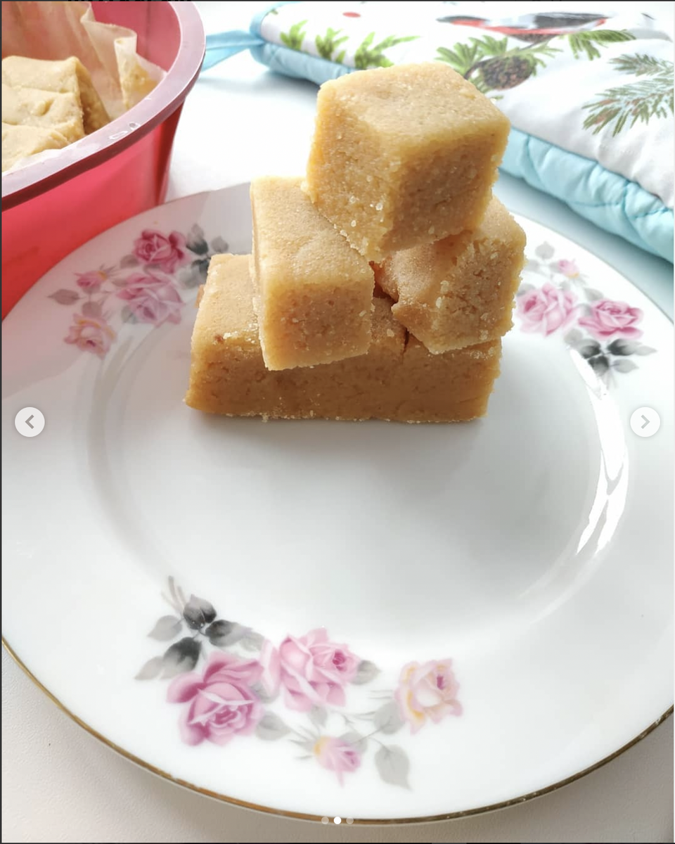 Чувствуется насыщенный молочный вкус и напоминает топленое молоко или варёнку