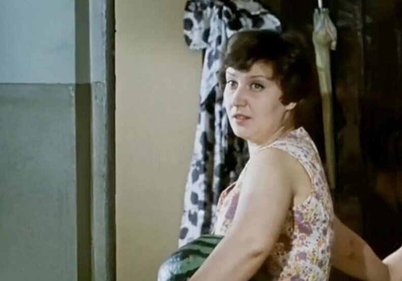 Если есть народное кино, то к нему в первую очередь относится фильм "Афоня". Комедия про обычных людей, которыми мы и являемся. А сколько там фраз, ушедших в народ!-6