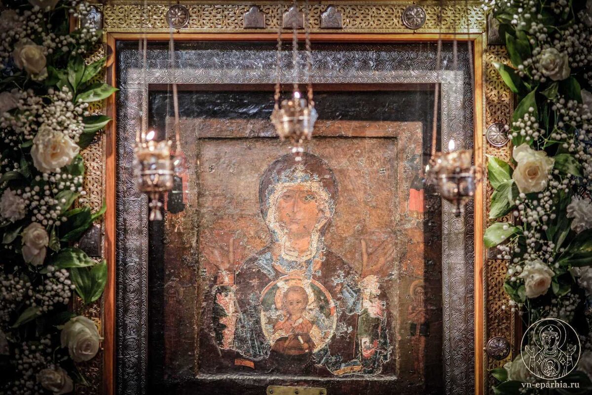 Чудотворная икона Пресвятой Богородицы "Знамение" никогда не покидала город и находится в Софийском соборе Новгородского кремля.