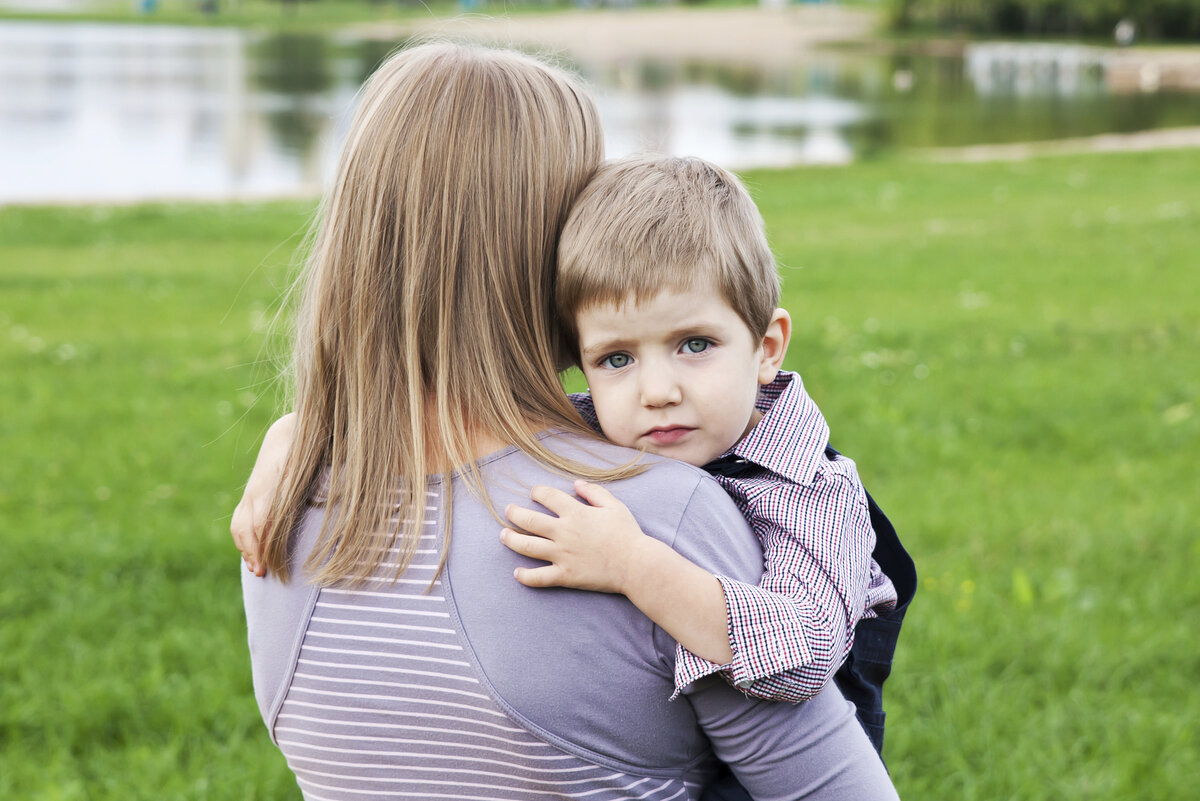 Mother has needs. Обнимает ребенка. Ребенокьоьнимает мать. Женщина с ребенком. Мама обнимает сына.