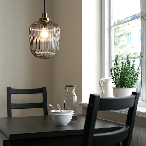 Источник: https://www.ikea.com/ru/ru/p/solklint-solklint-podvesnoy-svetilnik-latun-seroe-prozrachnoe-steklo-30464102/