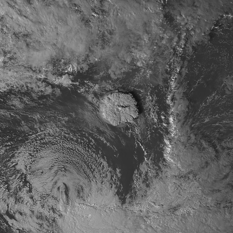 Извержение Хунга-Тонга 14 января, снимок из космоса (источник Japan Meteorological Agency, Public domain, via Wikimedia Commons)