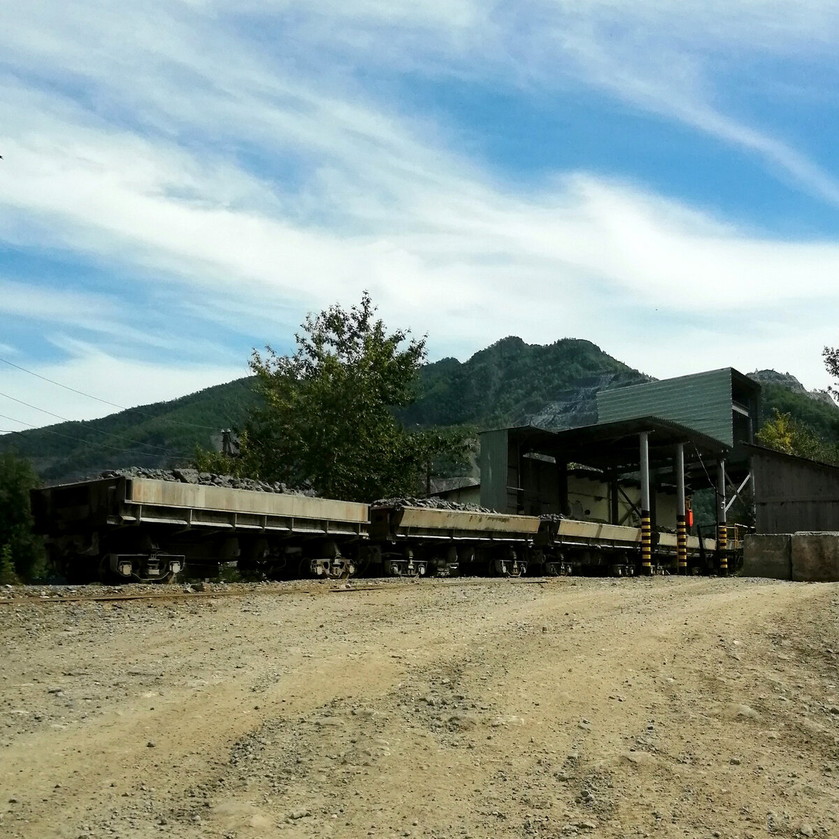 Зарплаты на местных рудниках не гигантские, но жить можно.