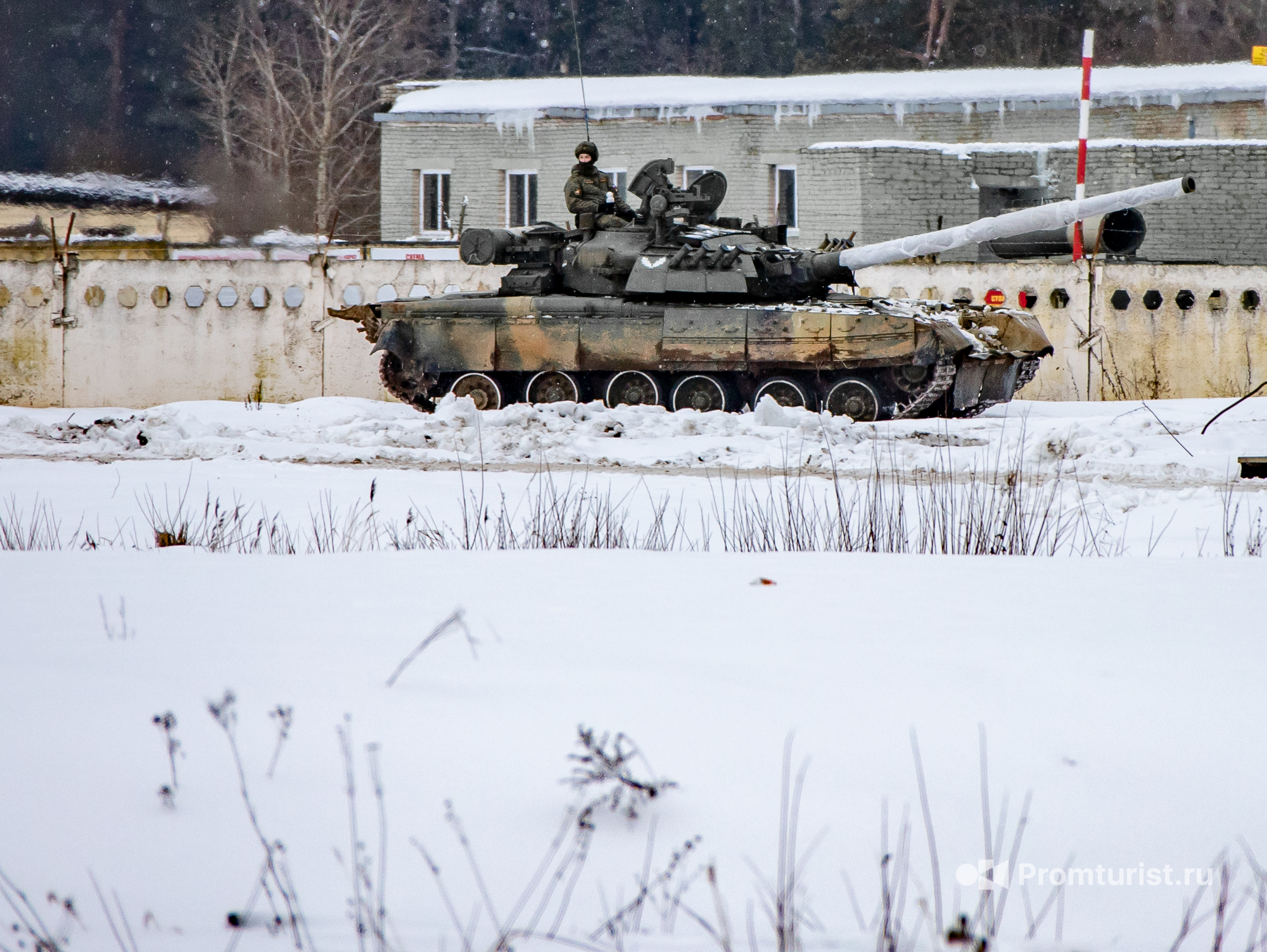 Зачем танк. Т-80 на Украине. Танк т 80 выстрел. Танк т-80 стреляет. Танк т80 на Украине 2022.