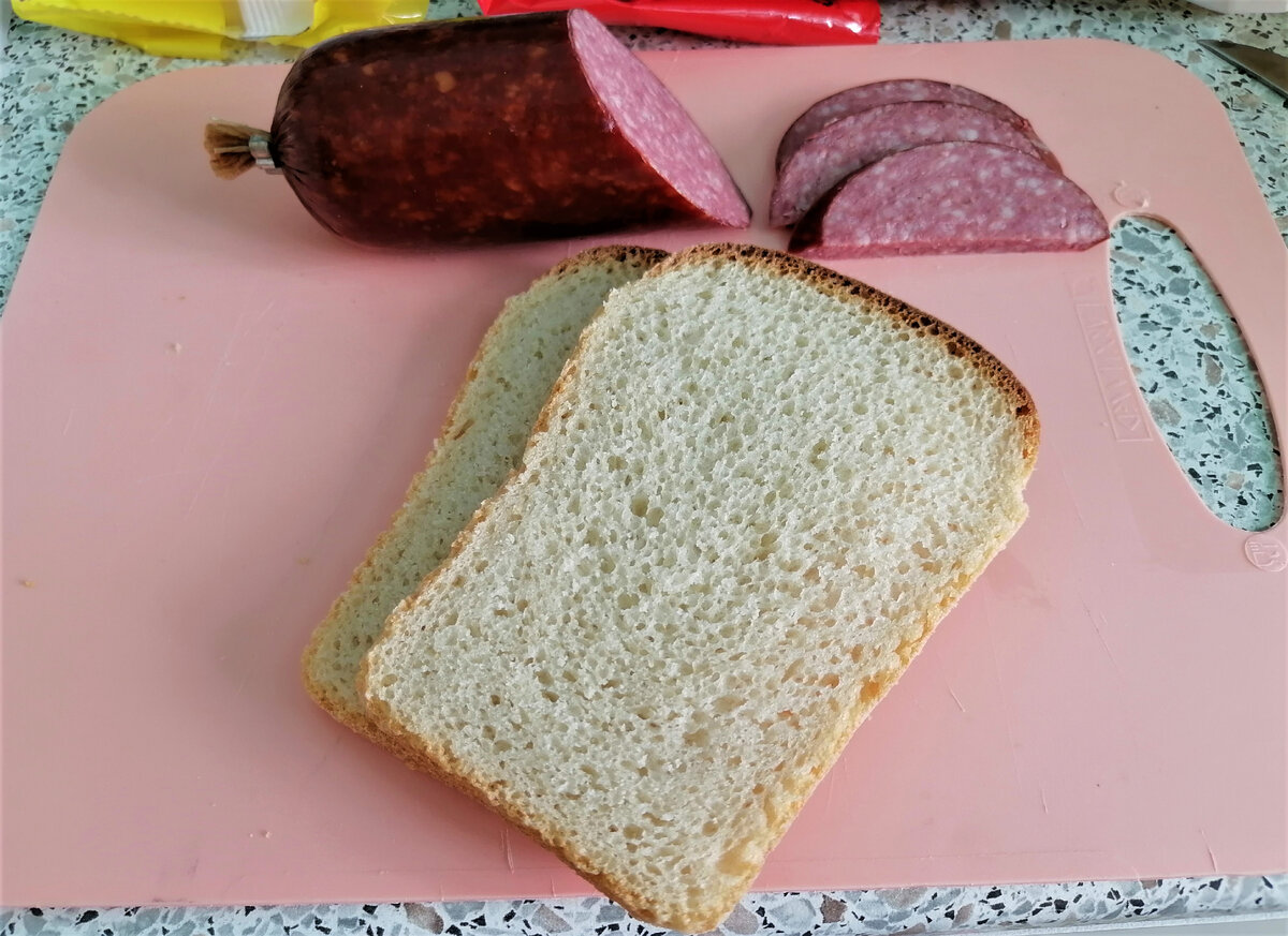 Очень вкусный хлеб и ароматная колбаса