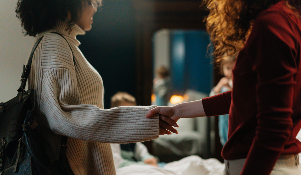 Предлагать помощь на английском рекомендуем красивыми фразами, которые действительно можно услышать сегодня и в кафе и в близком общении. 