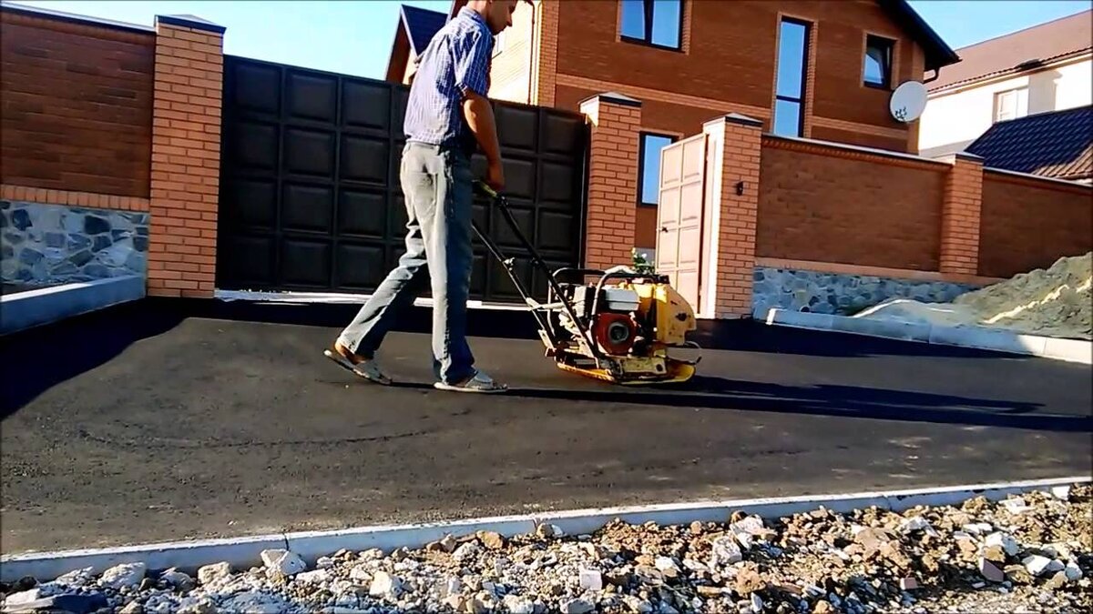 Ремонт площадки у частного дома из асфальта