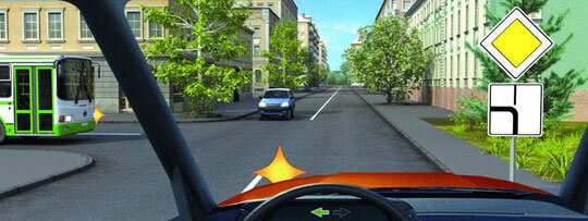 Кому Вы обязаны уступить дорогу при повороте налево?