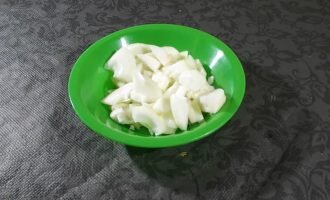 Луковицу мелко нарезать на кубики или тонкими полукольцами, как вам больше нравится.