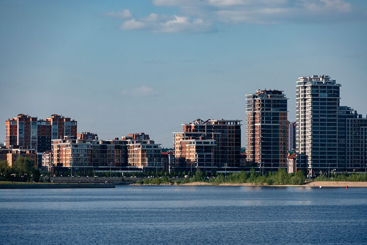 Чаще всего состоятельные казанцы интересуются покупкой элитных «трешек» — 27%. По данным агрегатора, в структуре спроса трехкомнатные квартиры лидируют и в общем объеме предложения. Фото: Сергей Елагин