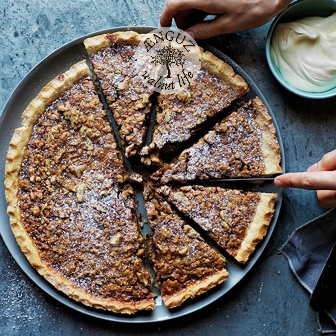 Пирог с грецкими орехами, виски и соленой карамелью