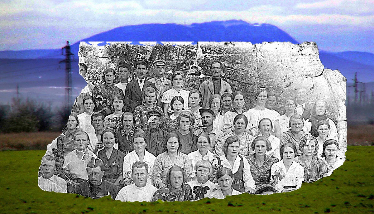 Общая фотография колхозников хутора Бычковского на фоне Собер-Баша