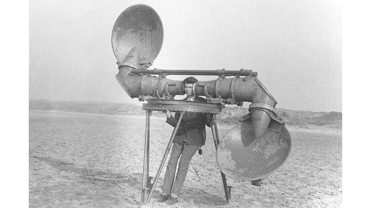 Изобретения во время войн. Человек радар. Локаторы уши. Слухачи первая мировая. Первые локаторы.