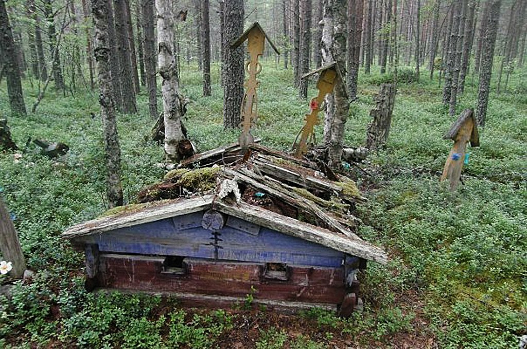 Обряд погребения. Домовина старообрядцев. Домики мертвых Дьяковская культура. Старообрядческая могила домовина. Домовины у славян