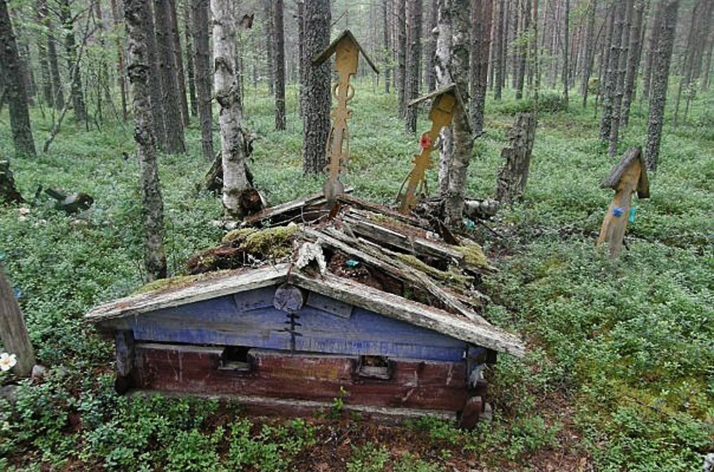 Кладбище изб. Домовина староверов. Старообрядческая могила домовина. Домовина старообрядцев. Домики мертвых Дьяковская культура.