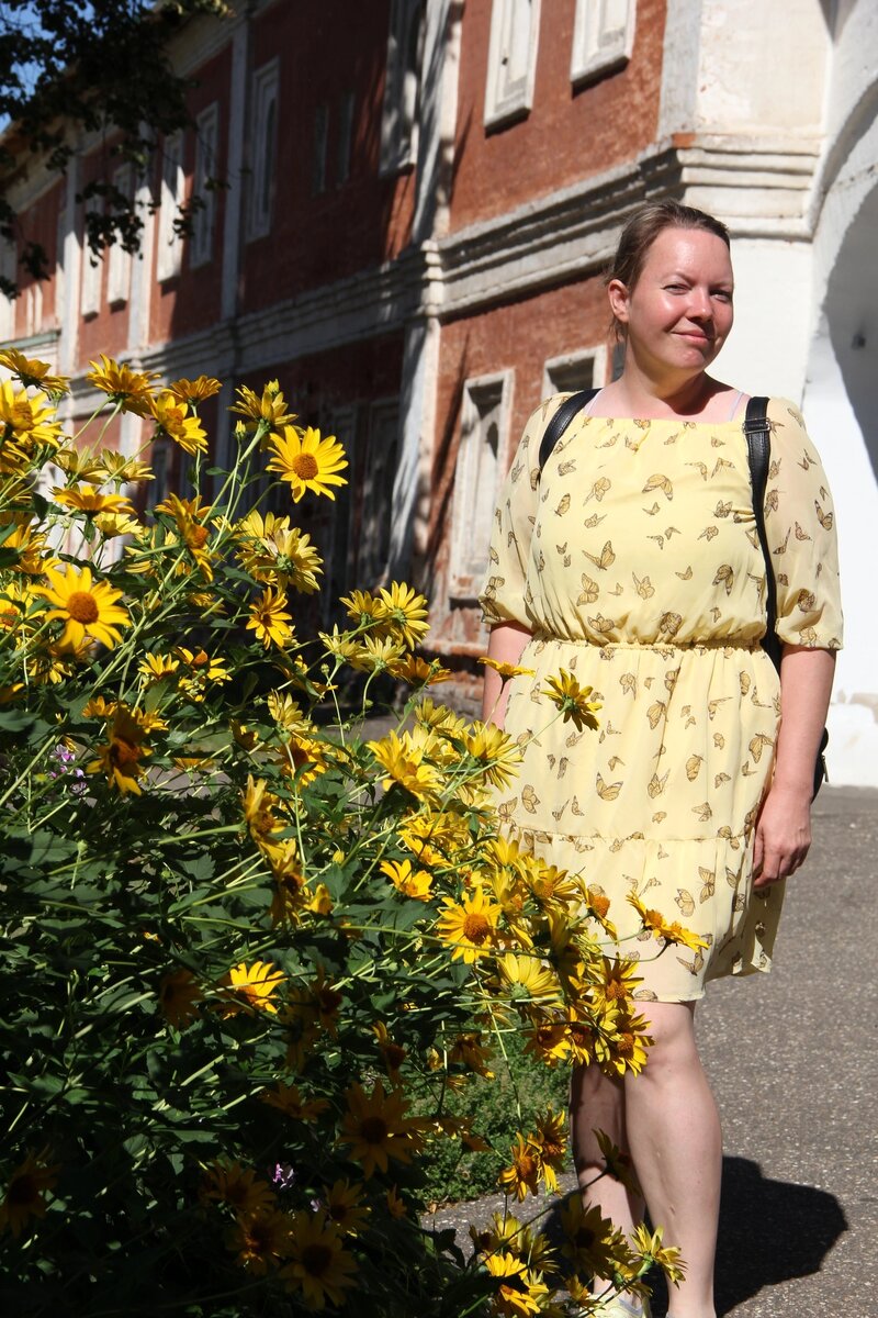 Ну, давайте ещё кусочек лета. Платье, цветы, счастливая, разморенная на солнце, улыбка. 