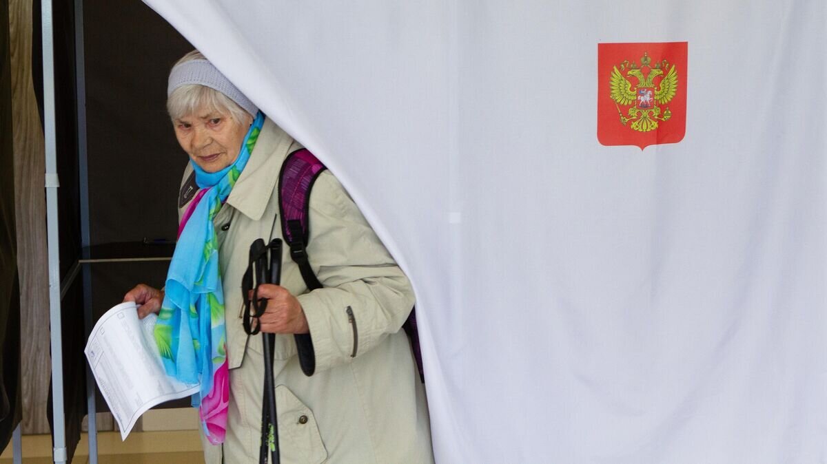    Женщина на избирательном участке в Томске© РИА Новости / Яков Андреев