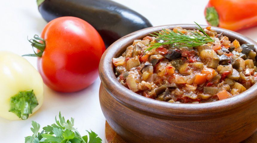 Вкусная овощная икра на зиму. Лечо с баклажанами помидорами. Икра баклажанная. Лечо икра баклажанная. Домашняя баклажанная икра.