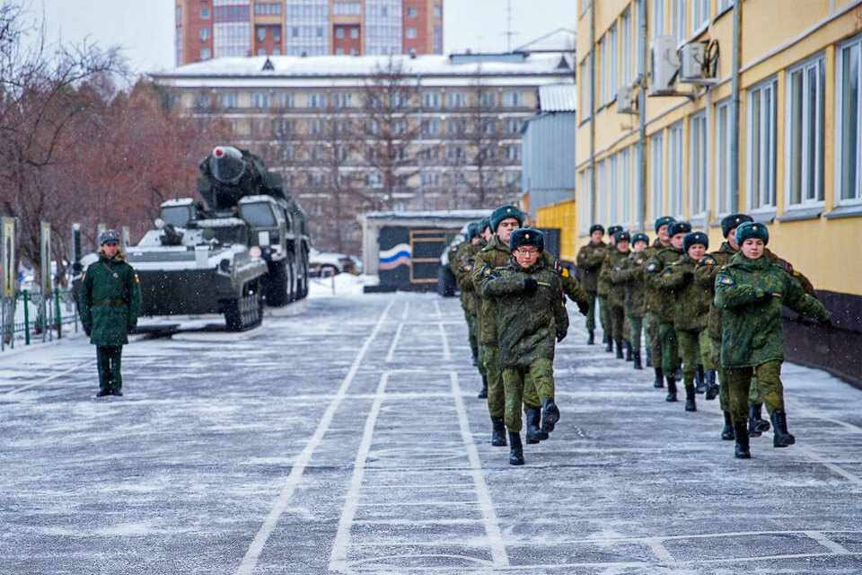     Неслужившие выпускники военных кафедр и институтов, по словам военного комиссара, могут быть призваны