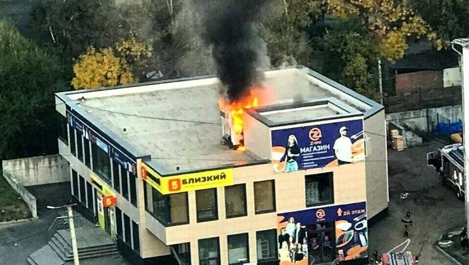     Вечер вторника огнеборцы Артёма провели в торговом центре. Правда, к большому сожалению, не по собственной воле. Пожарных туда направили для экстренной ликвидации огня.