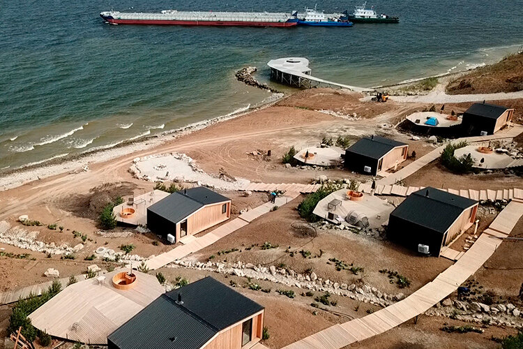    Как рассказали нашему изданию в пресс-службе госкомитета РТ по туризму, расширять будут базу отдыха «Монте-Карло», глэмпинги «Середина Волги», «Лес и река», загородный клуб «Утрау», «Новая земля», глэмпинг-лагерь «Ижминводы», гостинично-ресторанный комплекс «Лесная сказка» и экоотель «Камский трофей» (на фото)