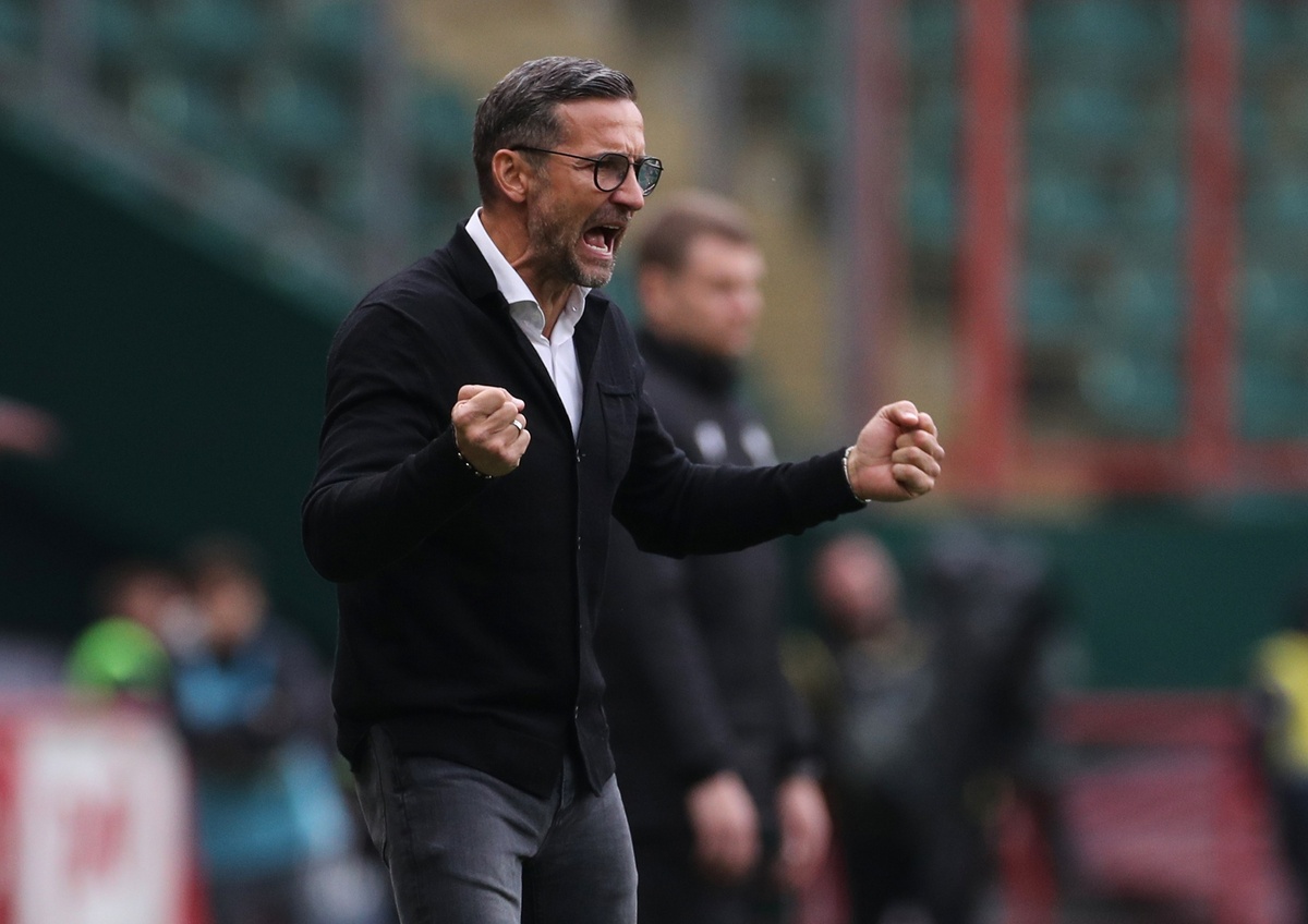 ​Целый месяц понадобился немцу Йозефу Циннбауэру, чтобы наконец наладить игру команды Фото: fclm.ru