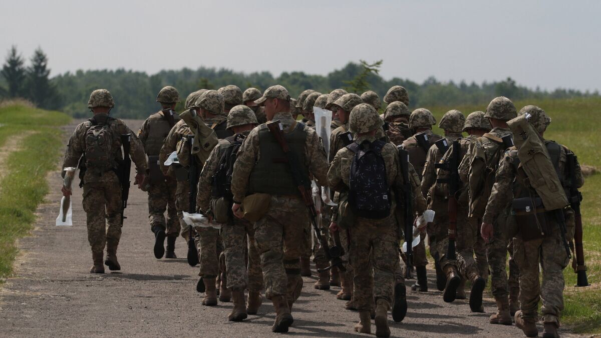    Военнослужащие вооруженных сил Украины во время военных учений на Яворовском полигоне во Львовской области© РИА Новости / Стрингер