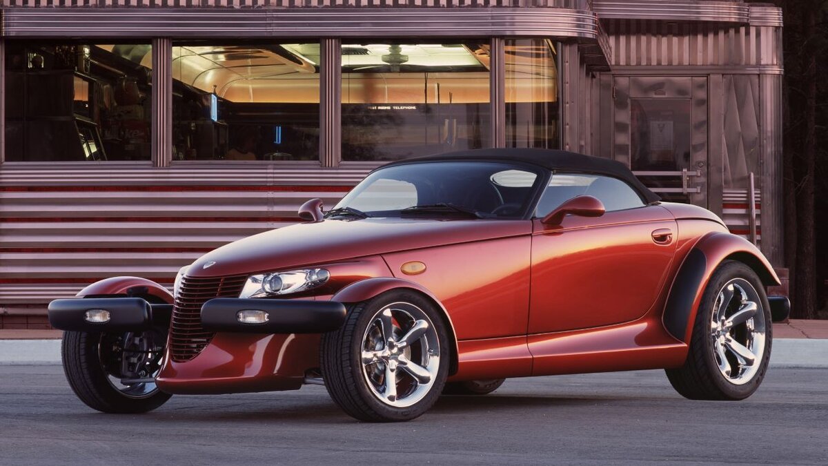    Plymouth Prowler В 90-е годы трудно было представить, что такой автомобиль вообще существует. Это был современный родстер с открытыми колесами в стиле гоночного автомобиля. Казалось, только что он только что вышел из эпохи хот-роддеров.   
Plymouth