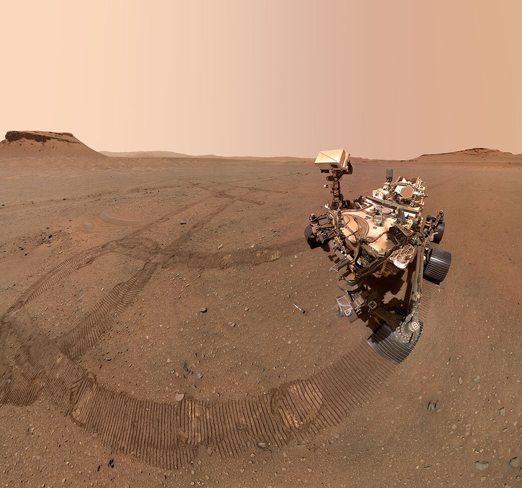 "Под ногами" у ровера лежит одна из "пробирок" с образцами пород Марса. Фото NASA/JPL-Caltech/MSSS.