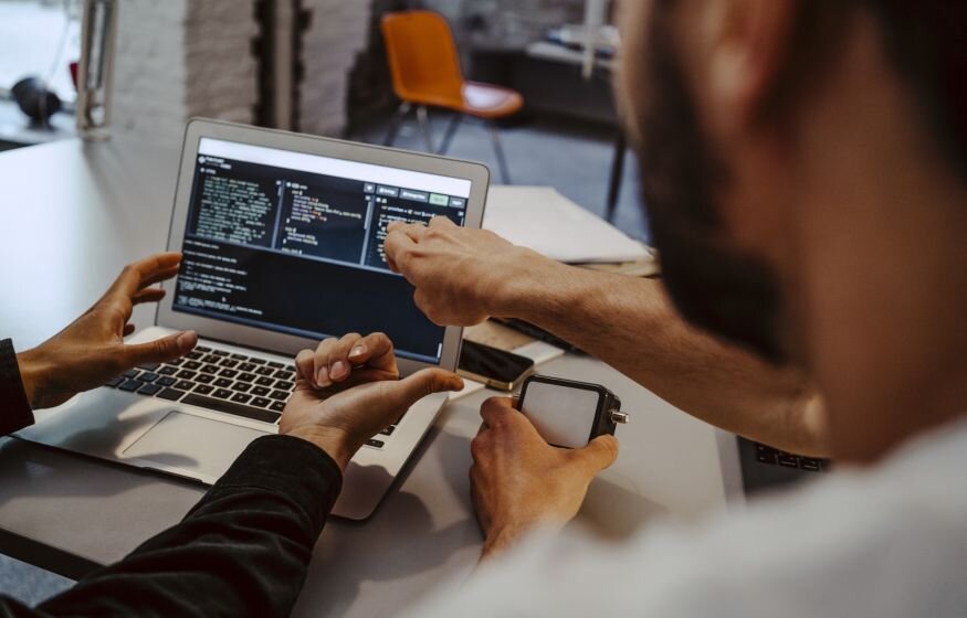    Зарплаты IT-специалистов упали в России