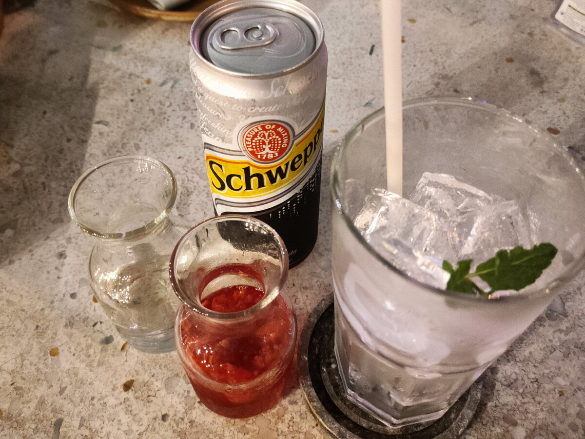 Стакан со льдом, швепс без сахара для пузырьков, сахарный сироп для сладости и ягодное нечто - для вкуса.